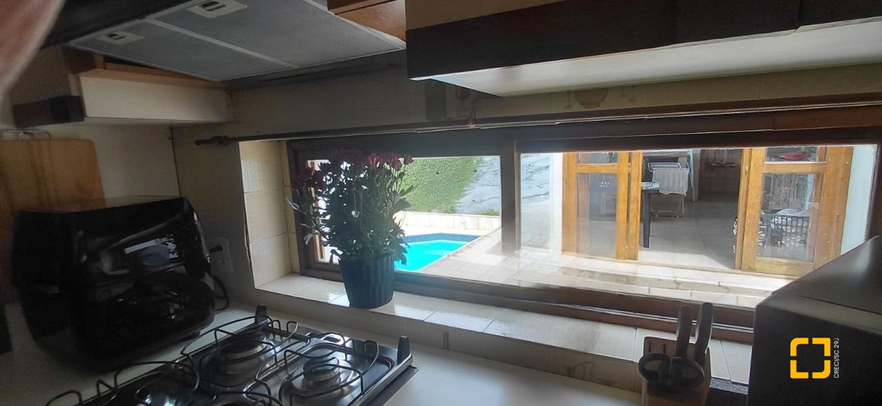 Casa com 246m², 4 quartos (sendo 1 suíte), 2 garagens, no bairro Trindade em Florianópolis