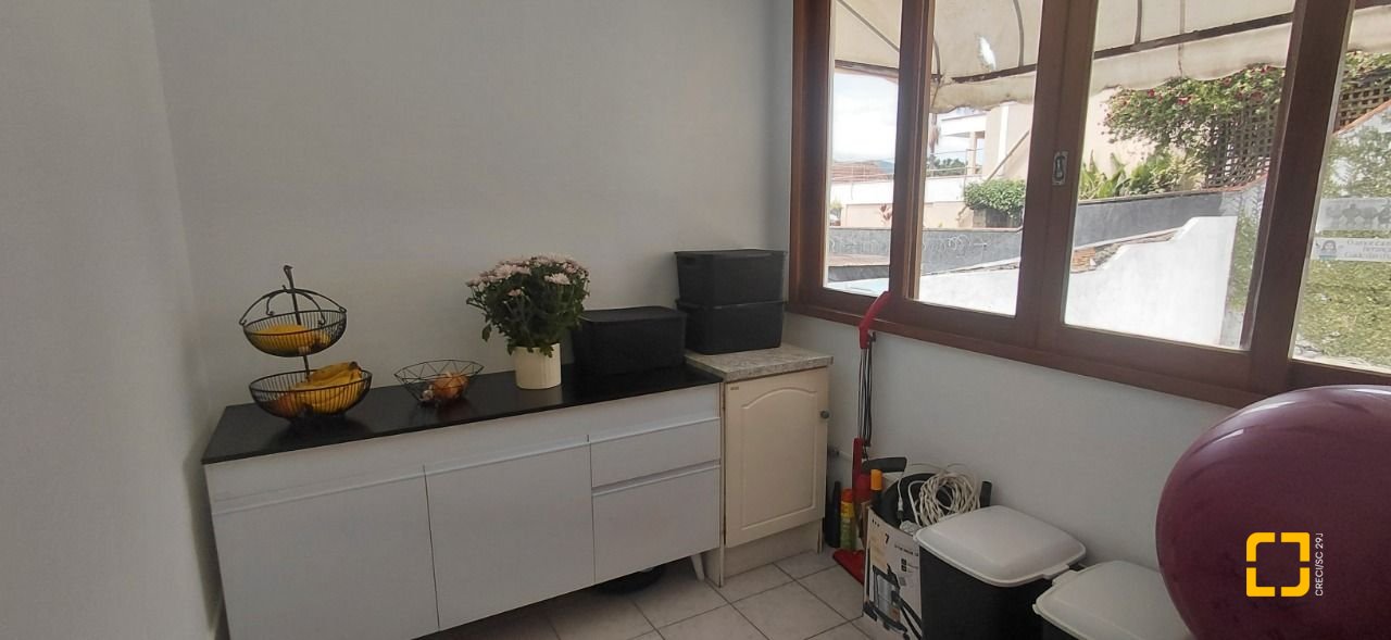 Casa com 246m², 4 quartos (sendo 1 suíte), 2 garagens, no bairro Trindade em Florianópolis