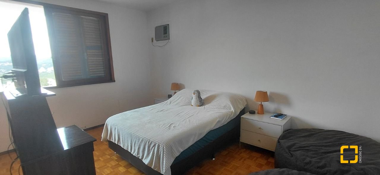 Casa com 246m², 4 quartos (sendo 1 suíte), 2 garagens, no bairro Trindade em Florianópolis