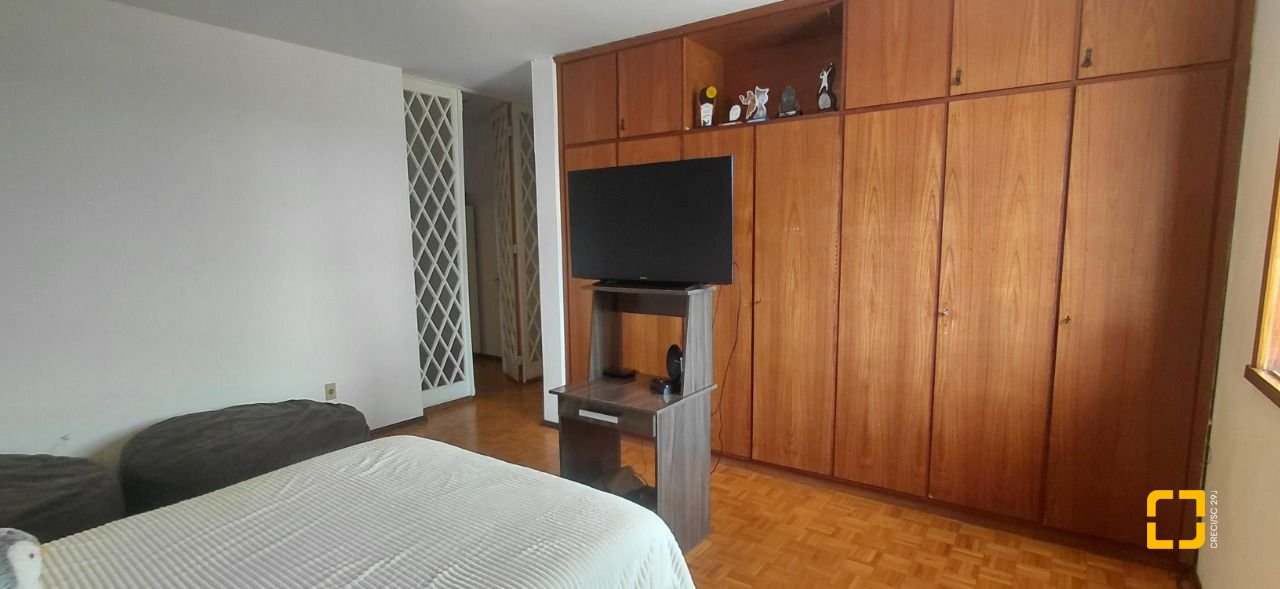 Casa com 246m², 4 quartos (sendo 1 suíte), 2 garagens, no bairro Trindade em Florianópolis