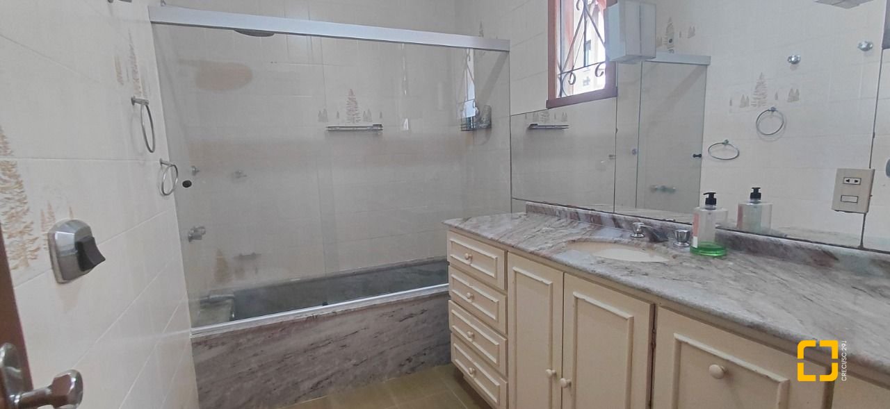 Casa com 246m², 4 quartos (sendo 1 suíte), 2 garagens, no bairro Trindade em Florianópolis