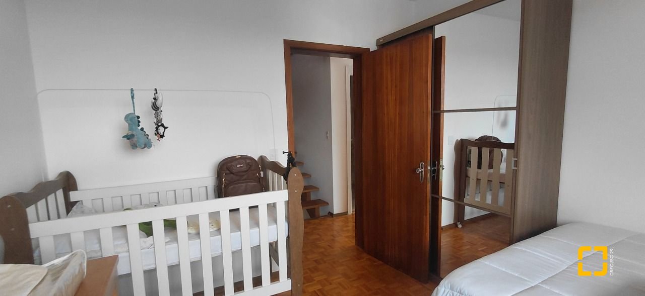 Casa com 246m², 4 quartos (sendo 1 suíte), 2 garagens, no bairro Trindade em Florianópolis