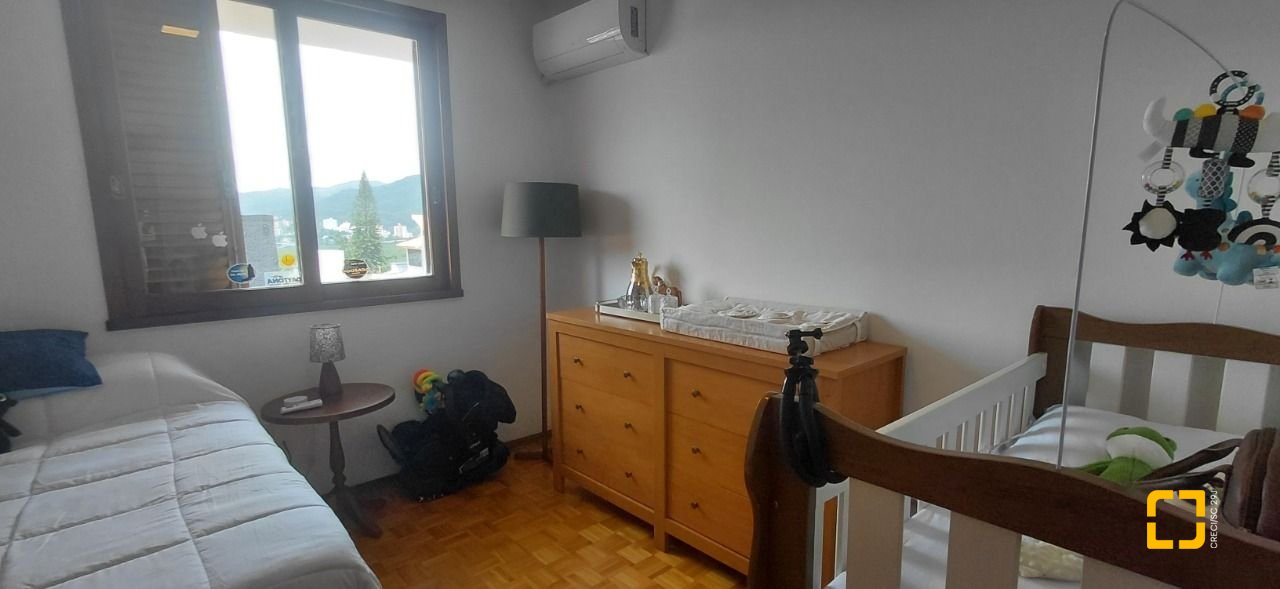 Casa com 246m², 4 quartos (sendo 1 suíte), 2 garagens, no bairro Trindade em Florianópolis
