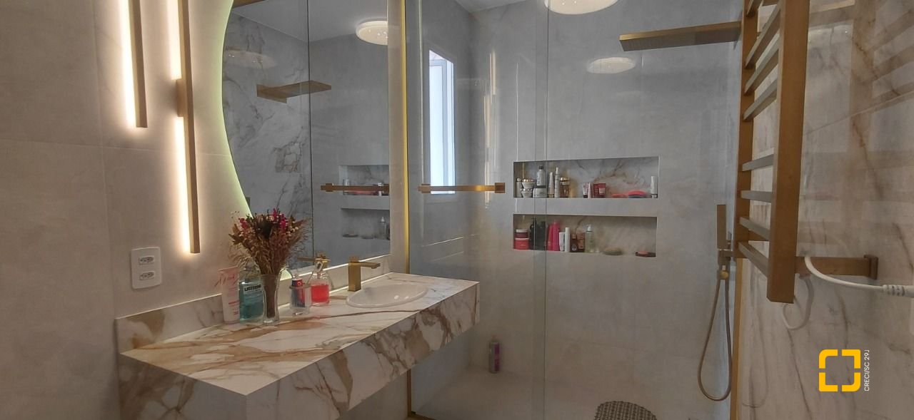 Casa com 246m², 4 quartos (sendo 1 suíte), 2 garagens, no bairro Trindade em Florianópolis