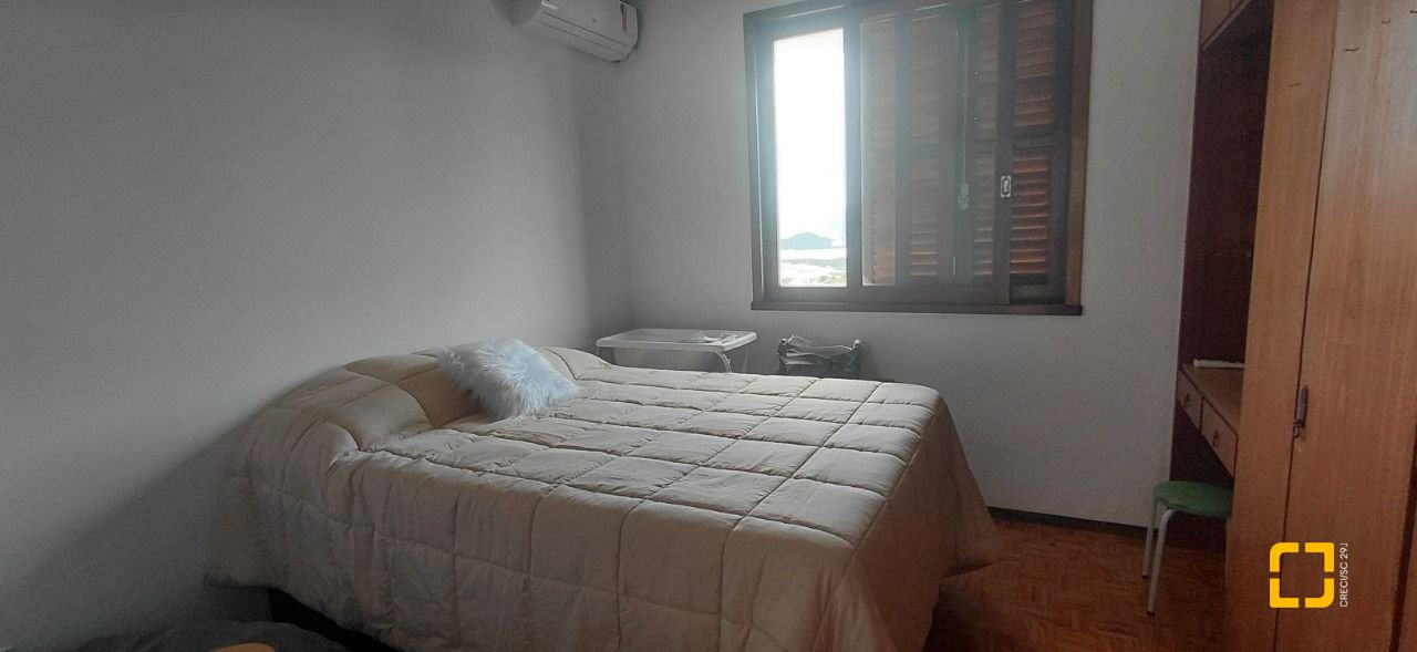 Casa com 246m², 4 quartos (sendo 1 suíte), 2 garagens, no bairro Trindade em Florianópolis