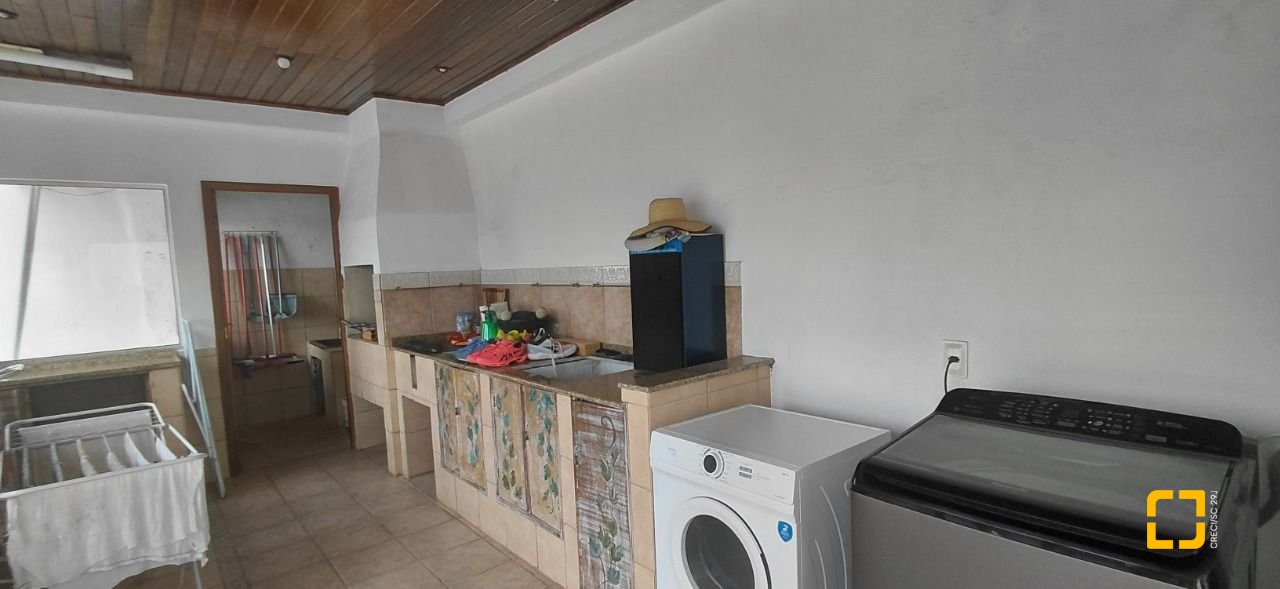 Casa com 246m², 4 quartos (sendo 1 suíte), 2 garagens, no bairro Trindade em Florianópolis