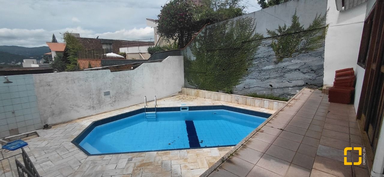 Casa com 246m², 4 quartos (sendo 1 suíte), 2 garagens, no bairro Trindade em Florianópolis