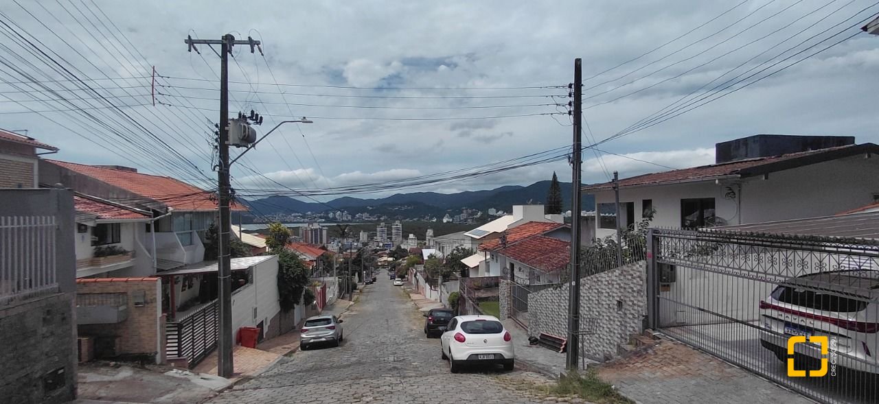 Casa com 246m², 4 quartos (sendo 1 suíte), 2 garagens, no bairro Trindade em Florianópolis