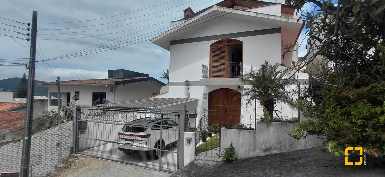 Casa com 246m², 4 quartos (sendo 1 suíte), 2 garagens, no bairro Trindade em Florianópolis