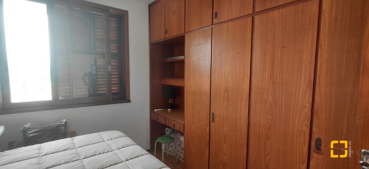Casa com 246m², 4 quartos (sendo 1 suíte), 2 garagens, no bairro Trindade em Florianópolis