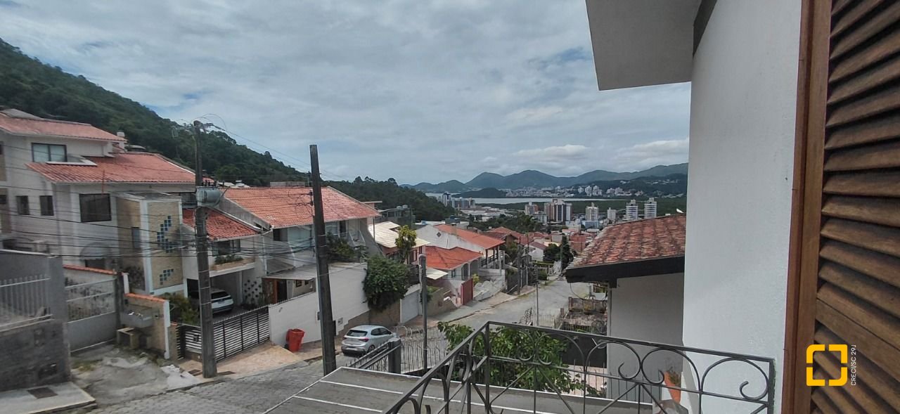 Casa com 246m², 4 quartos (sendo 1 suíte), 2 garagens, no bairro Trindade em Florianópolis