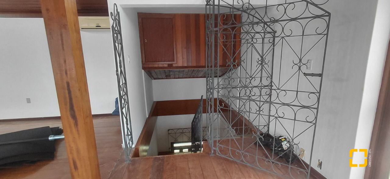 Casa com 246m², 4 quartos (sendo 1 suíte), 2 garagens, no bairro Trindade em Florianópolis