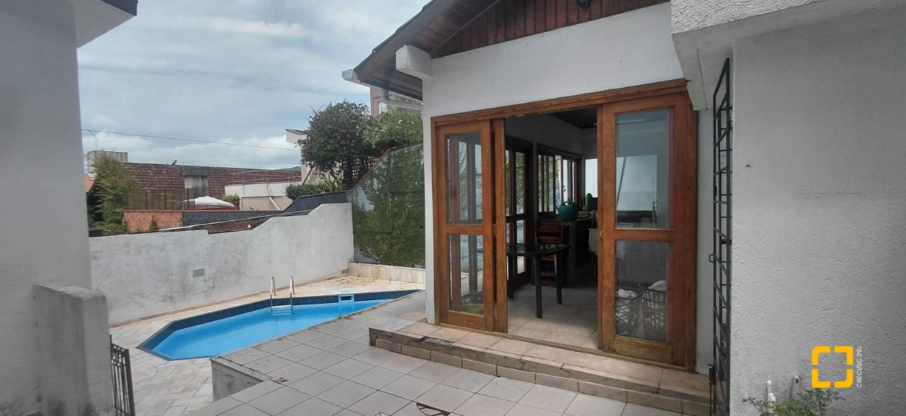 Casa com 246m², 4 quartos (sendo 1 suíte), 2 garagens, no bairro Trindade em Florianópolis
