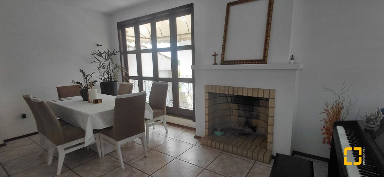 Casa com 246m², 4 quartos (sendo 1 suíte), 2 garagens, no bairro Trindade em Florianópolis