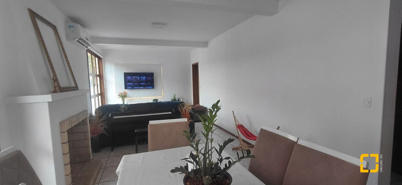 Casa com 246m², 4 quartos (sendo 1 suíte), 2 garagens, no bairro Trindade em Florianópolis