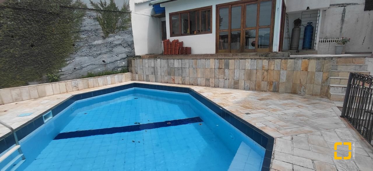 Casa com 246m², 4 quartos (sendo 1 suíte), 2 garagens, no bairro Trindade em Florianópolis