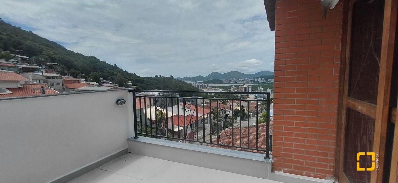 Casa com 246m², 4 quartos (sendo 1 suíte), 2 garagens, no bairro Trindade em Florianópolis