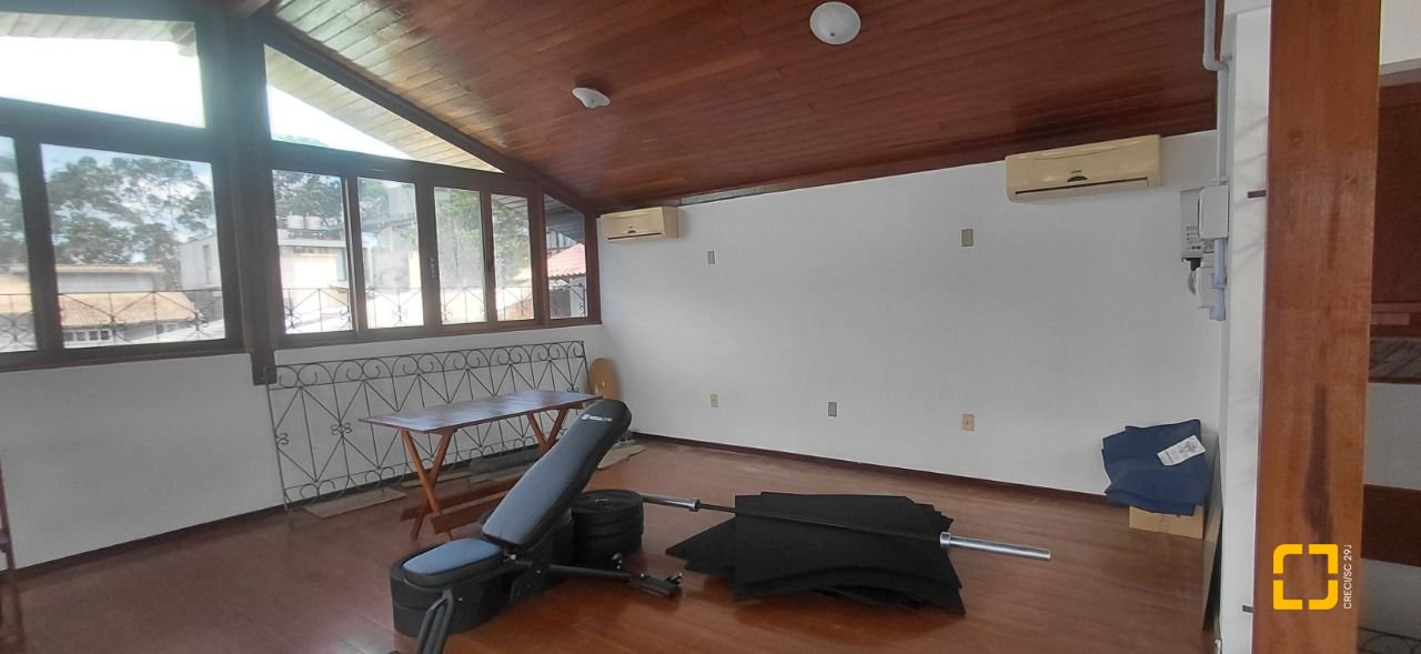 Casa com 246m², 4 quartos (sendo 1 suíte), 2 garagens, no bairro Trindade em Florianópolis
