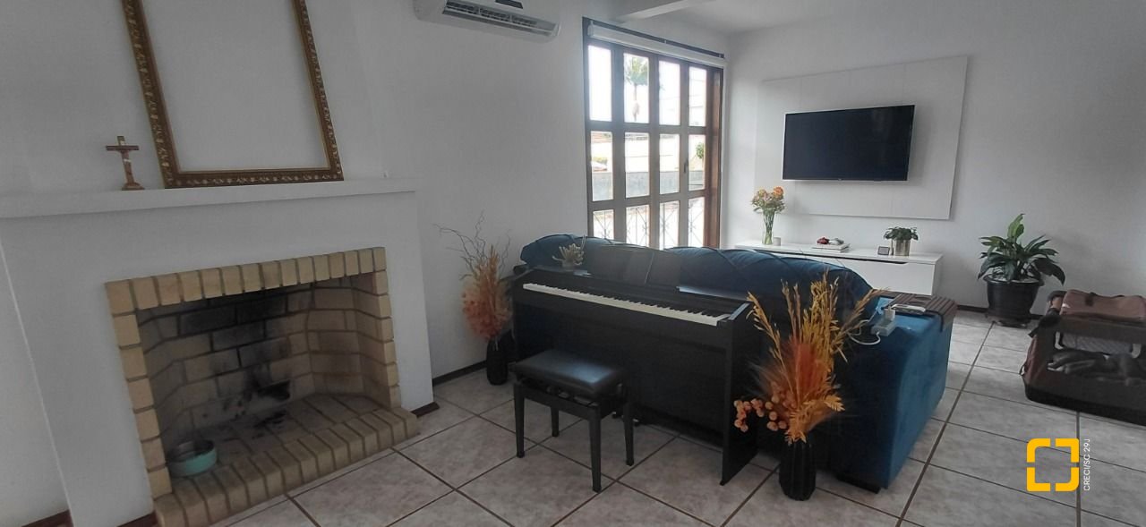 Casa com 246m², 4 quartos (sendo 1 suíte), 2 garagens, no bairro Trindade em Florianópolis