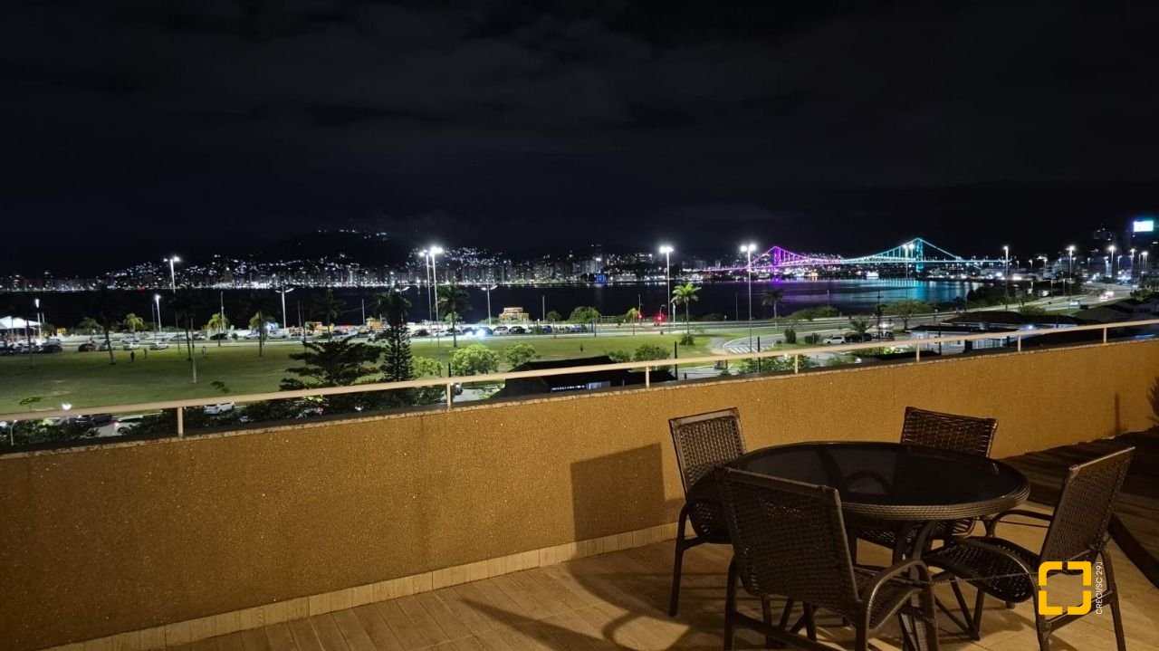 Cobertura com 161m², 3 quartos (sendo 2 suítes), 2 garagens, no bairro Balneário em Florianópolis