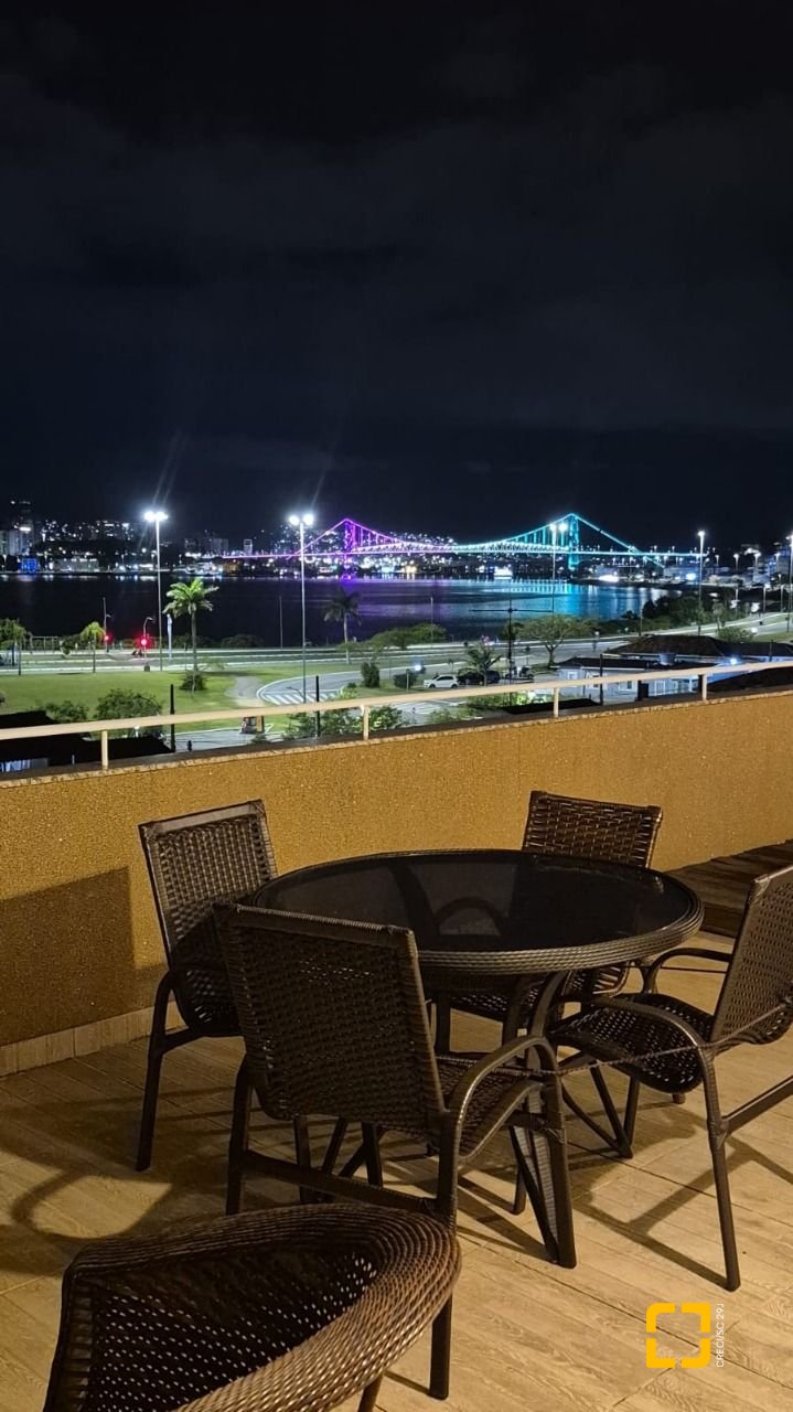 Cobertura com 161m², 3 quartos (sendo 2 suítes), 2 garagens, no bairro Balneário em Florianópolis