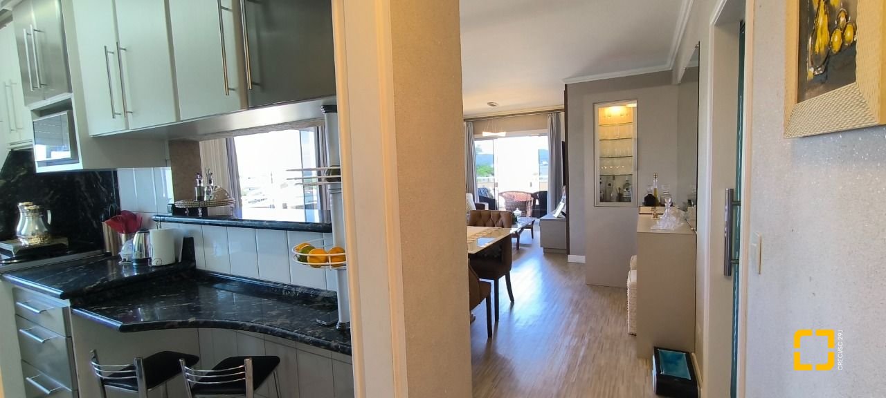 Cobertura com 161m², 3 quartos (sendo 2 suítes), 2 garagens, no bairro Balneário em Florianópolis