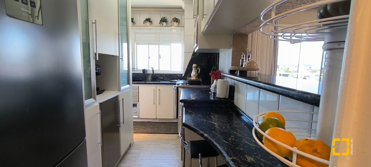 Cobertura com 161m², 3 quartos (sendo 2 suítes), 2 garagens, no bairro Balneário em Florianópolis
