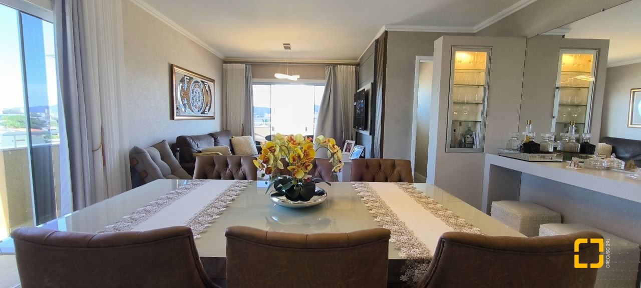 Cobertura com 161m², 3 quartos (sendo 2 suítes), 2 garagens, no bairro Balneário em Florianópolis