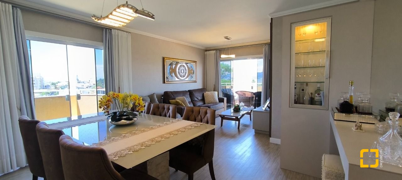Cobertura com 161m², 3 quartos (sendo 2 suítes), 2 garagens, no bairro Balneário em Florianópolis