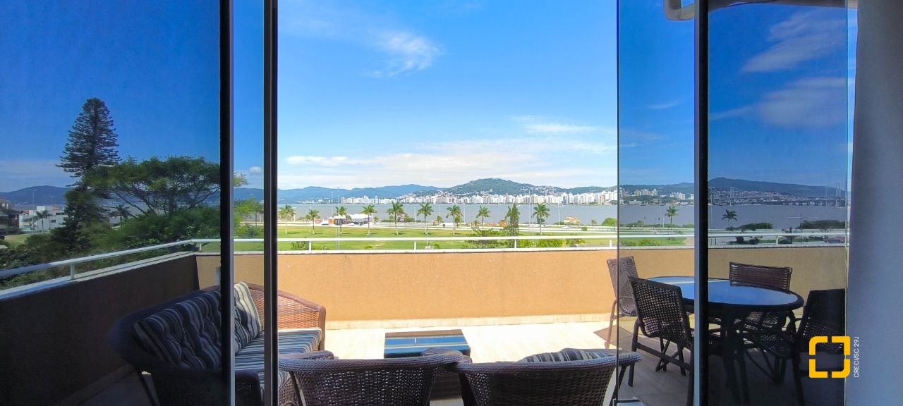 Cobertura com 161m², 3 quartos (sendo 2 suítes), 2 garagens, no bairro Balneário em Florianópolis