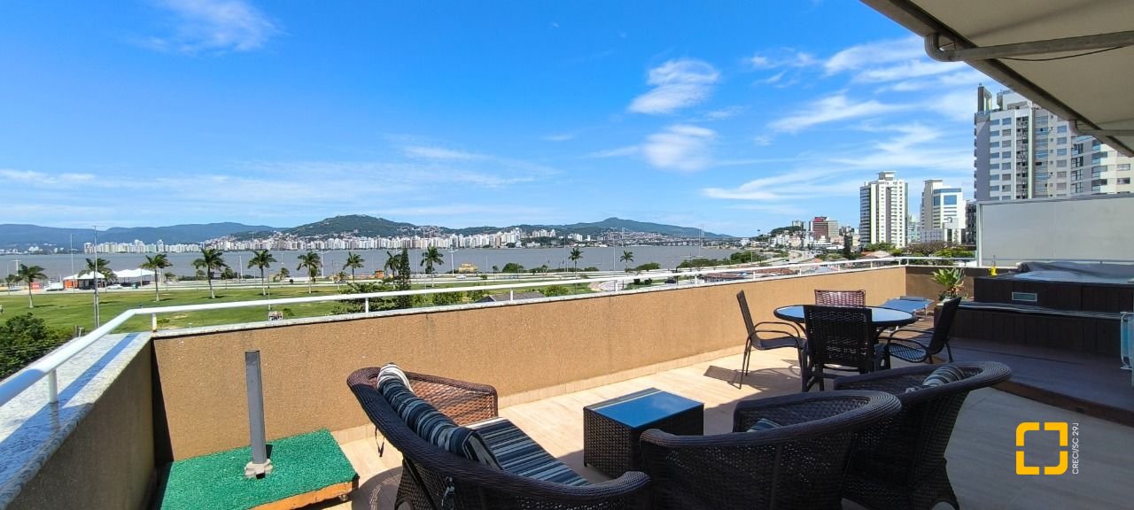 Cobertura com 161m², 3 quartos (sendo 2 suítes), 2 garagens, no bairro Balneário em Florianópolis