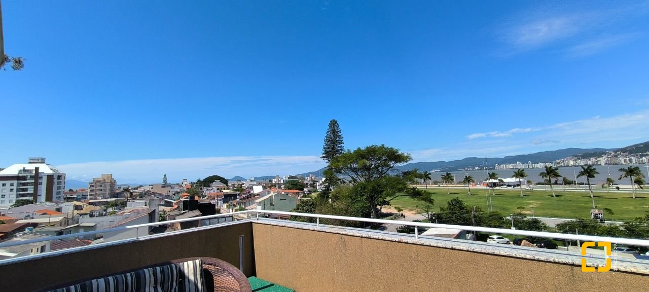 Cobertura com 161m², 3 quartos (sendo 2 suítes), 2 garagens, no bairro Balneário em Florianópolis