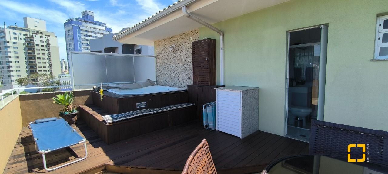 Cobertura com 161m², 3 quartos (sendo 2 suítes), 2 garagens, no bairro Balneário em Florianópolis