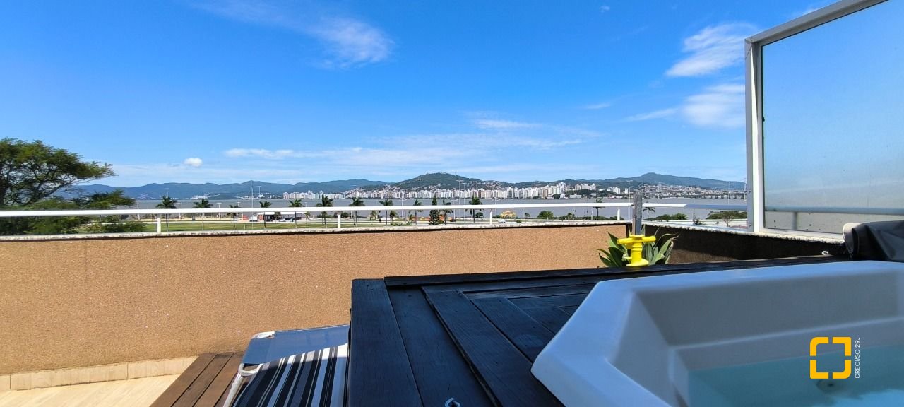 Cobertura com 161m², 3 quartos (sendo 2 suítes), 2 garagens, no bairro Balneário em Florianópolis