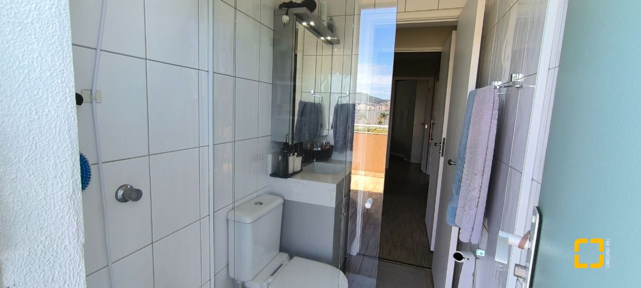 Cobertura com 161m², 3 quartos (sendo 2 suítes), 2 garagens, no bairro Balneário em Florianópolis