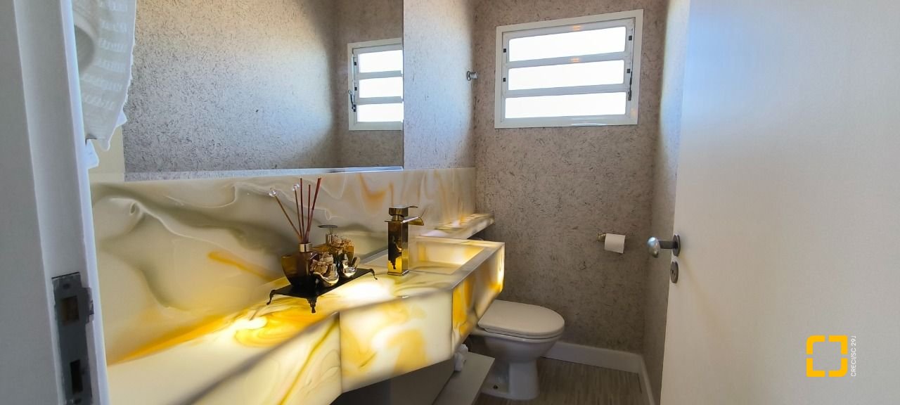 Cobertura com 161m², 3 quartos (sendo 2 suítes), 2 garagens, no bairro Balneário em Florianópolis