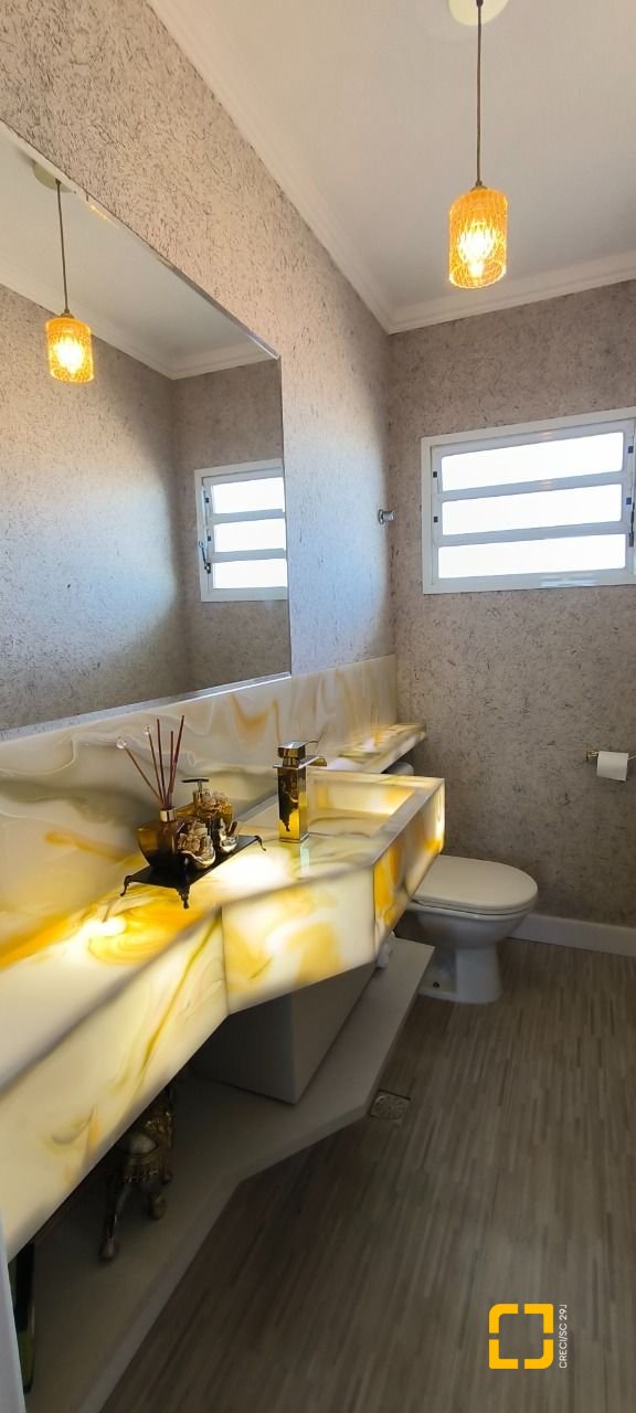 Cobertura com 161m², 3 quartos (sendo 2 suítes), 2 garagens, no bairro Balneário em Florianópolis
