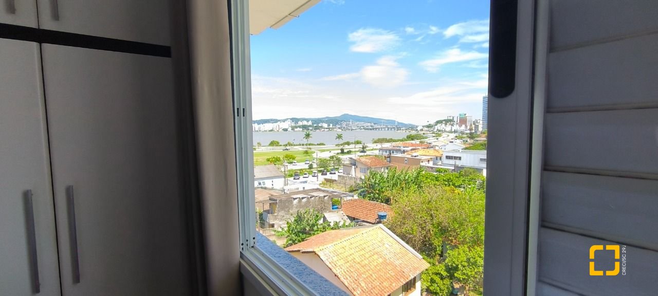 Cobertura com 161m², 3 quartos (sendo 2 suítes), 2 garagens, no bairro Balneário em Florianópolis
