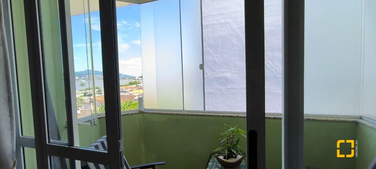 Cobertura com 161m², 3 quartos (sendo 2 suítes), 2 garagens, no bairro Balneário em Florianópolis