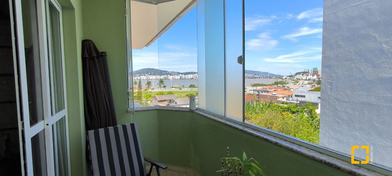 Cobertura com 161m², 3 quartos (sendo 2 suítes), 2 garagens, no bairro Balneário em Florianópolis