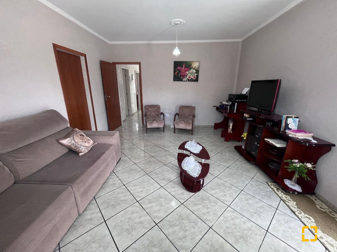 Casa com 166m², 3 quartos (sendo 1 suíte), 2 garagens, no bairro Centro em Palhoça