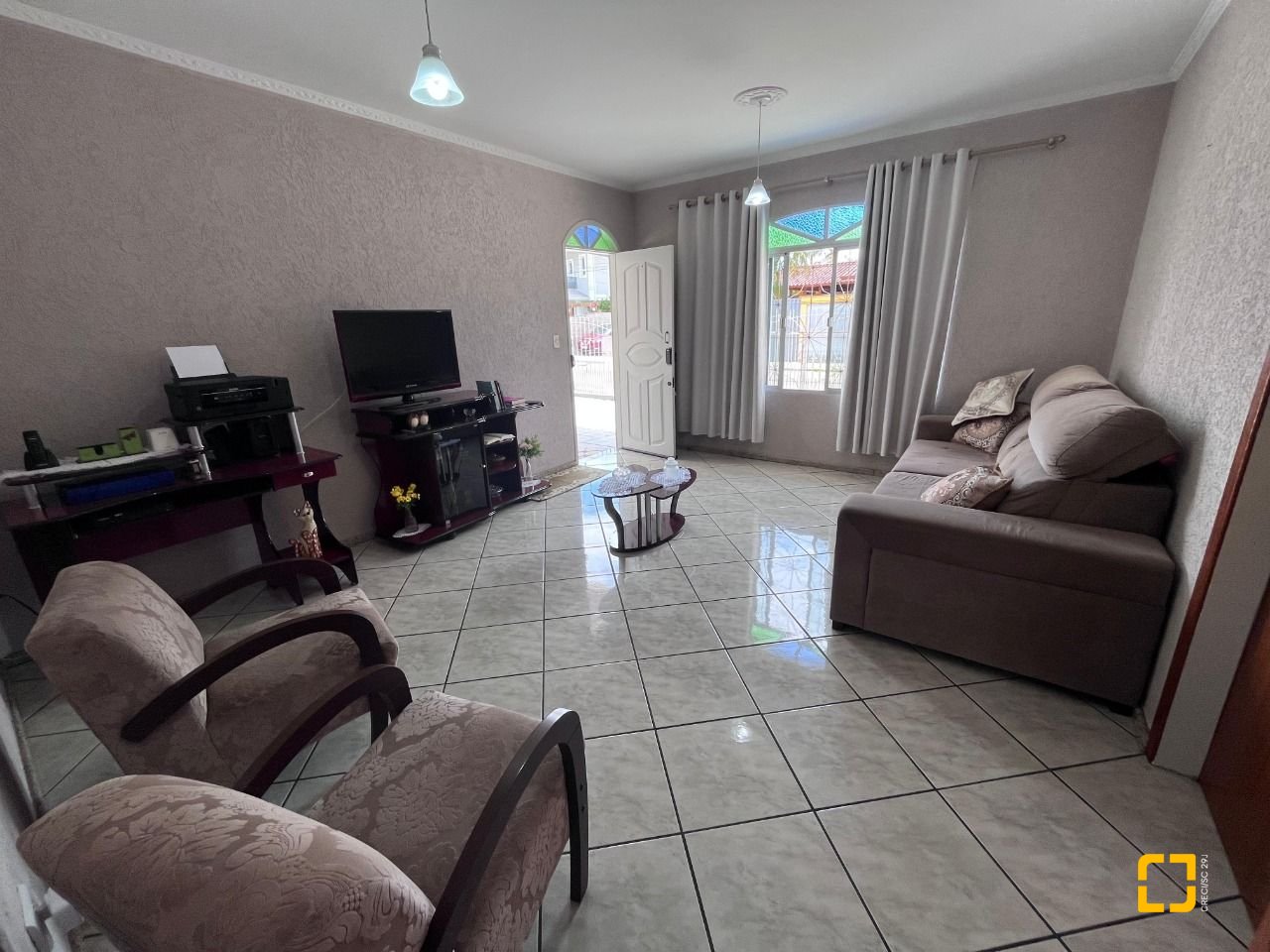 Casa com 166m², 3 quartos (sendo 1 suíte), 2 garagens, no bairro Centro em Palhoça