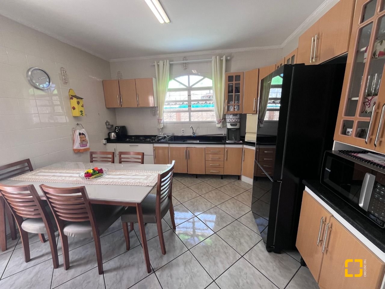 Casa com 166m², 3 quartos (sendo 1 suíte), 2 garagens, no bairro Centro em Palhoça