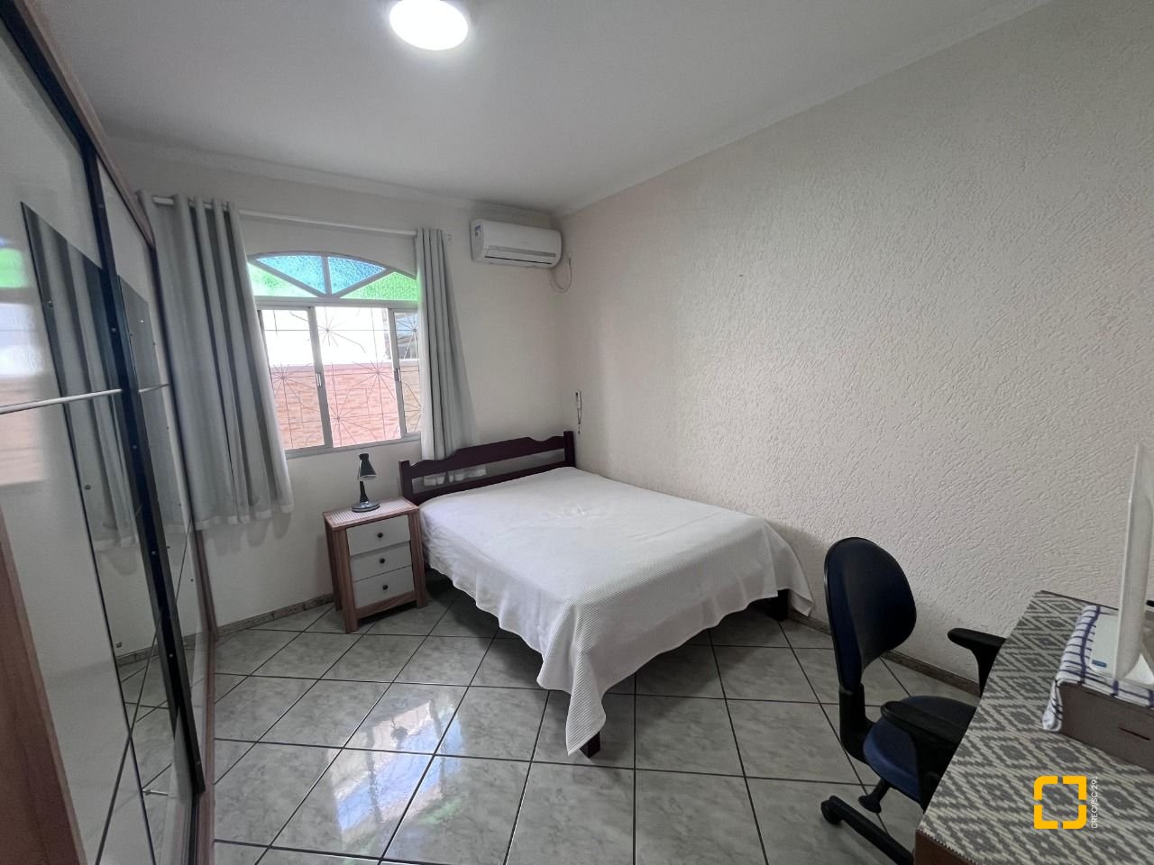 Casa com 166m², 3 quartos (sendo 1 suíte), 2 garagens, no bairro Centro em Palhoça