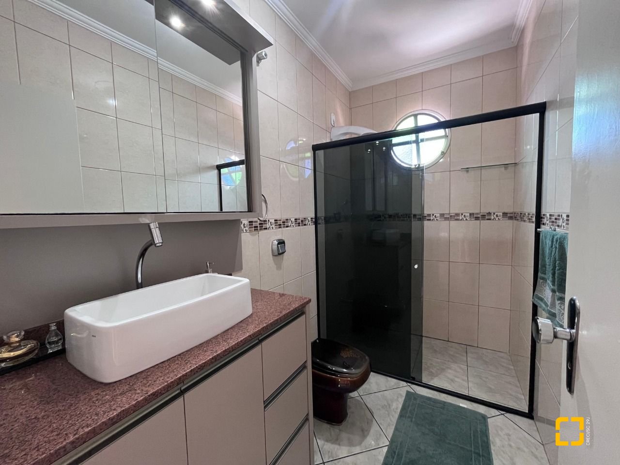 Casa com 166m², 3 quartos (sendo 1 suíte), 2 garagens, no bairro Centro em Palhoça