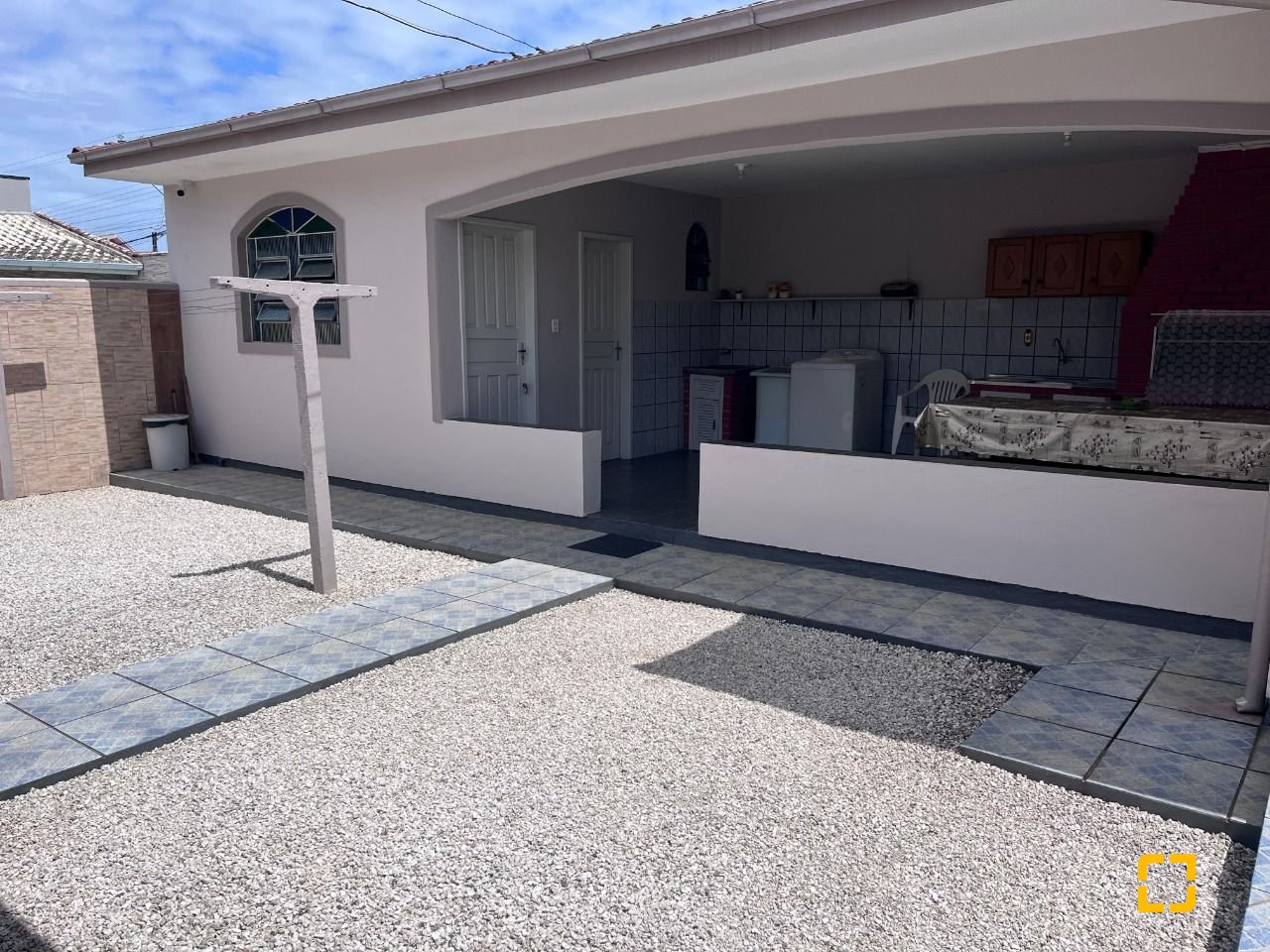 Casa com 166m², 3 quartos (sendo 1 suíte), 2 garagens, no bairro Centro em Palhoça