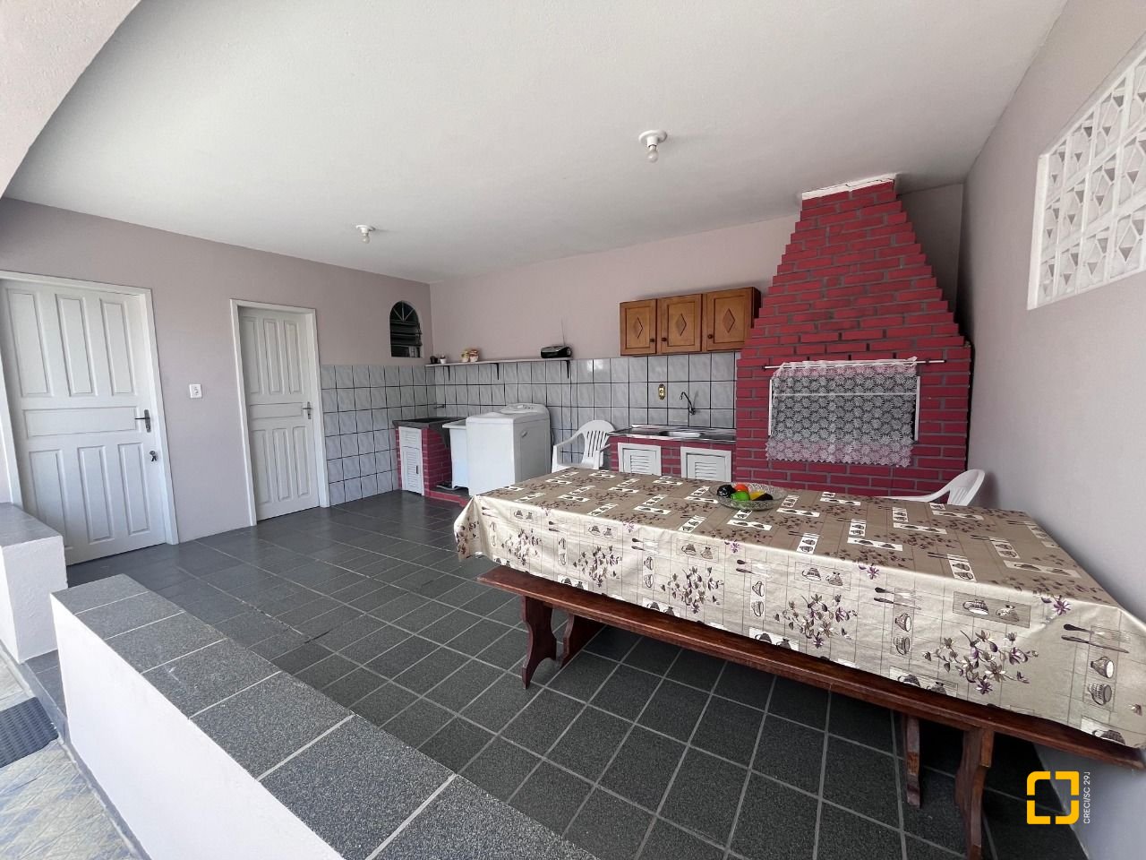 Casa com 166m², 3 quartos (sendo 1 suíte), 2 garagens, no bairro Centro em Palhoça