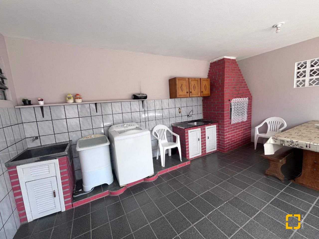 Casa com 166m², 3 quartos (sendo 1 suíte), 2 garagens, no bairro Centro em Palhoça