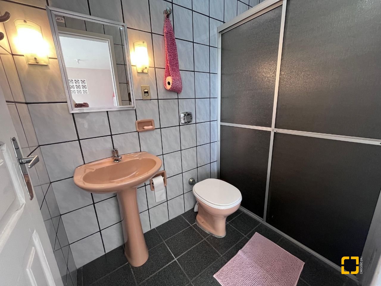Casa com 166m², 3 quartos (sendo 1 suíte), 2 garagens, no bairro Centro em Palhoça