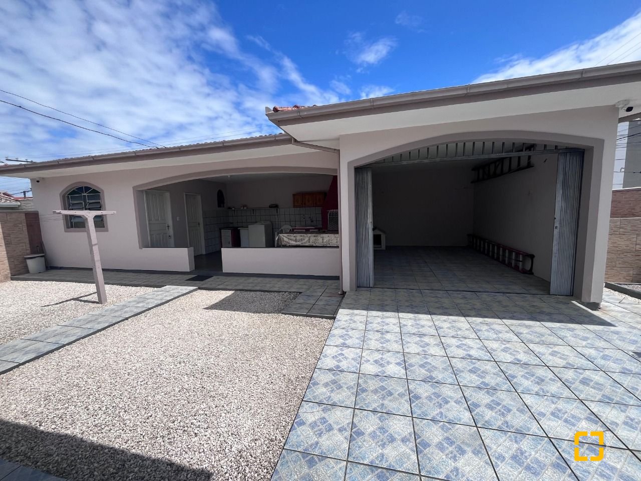 Casa com 166m², 3 quartos (sendo 1 suíte), 2 garagens, no bairro Centro em Palhoça